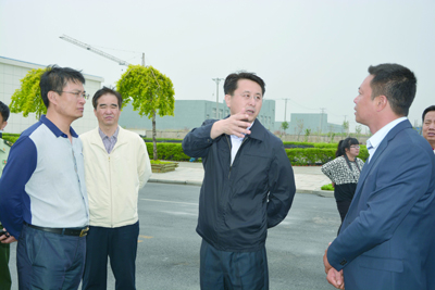 本报讯  5月29日,盘山县县长孙雨到金田公司进行调研,盘锦金田