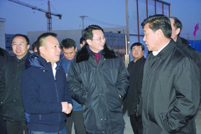 1月初,新年伊始,辽宁盘锦市市长高科(右一)在盘山县县长孙雨陪同